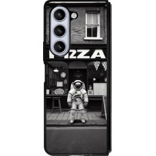 Samsung Galaxy Z Fold5 Case Hülle - Silikon schwarz Astronaut vor einer Pizzeria