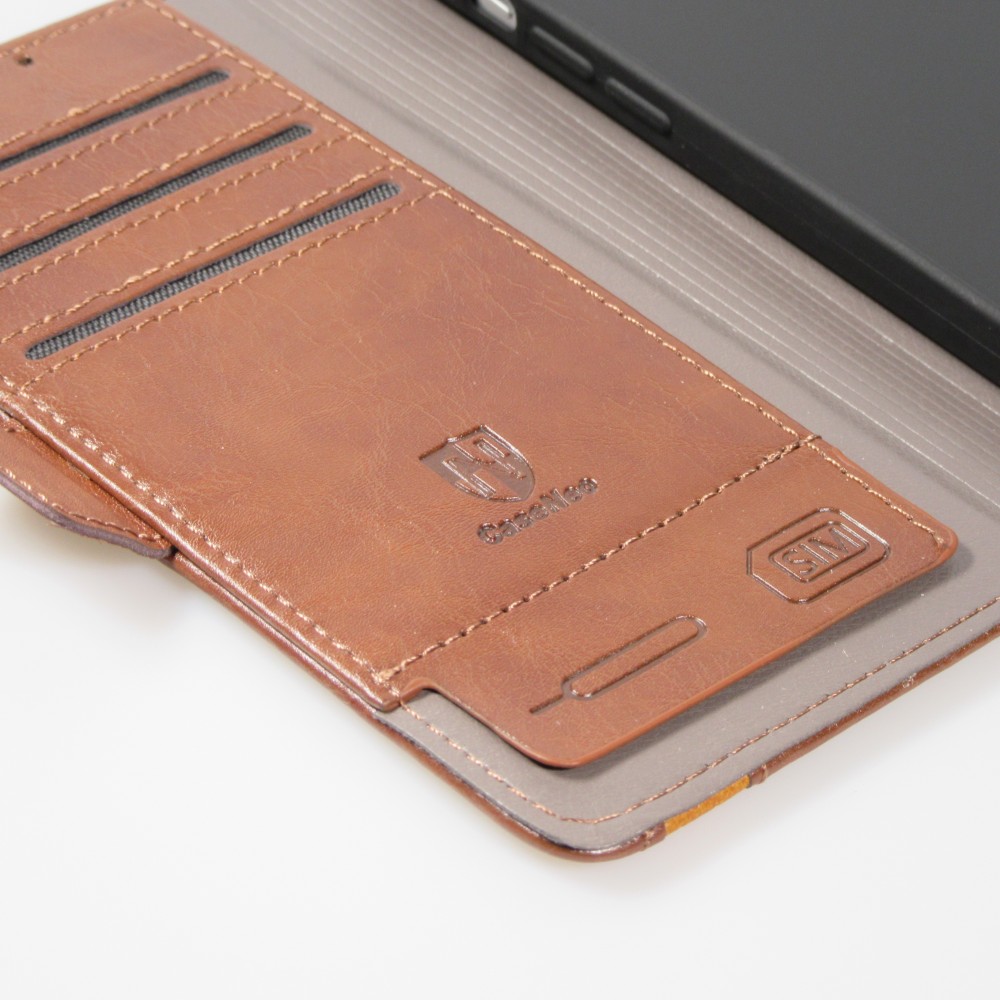 Etui cuir iPhone 13 Pro - Flip Wallet en cuir véritable avec stripe design et compartiment à cartes - Brun foncé